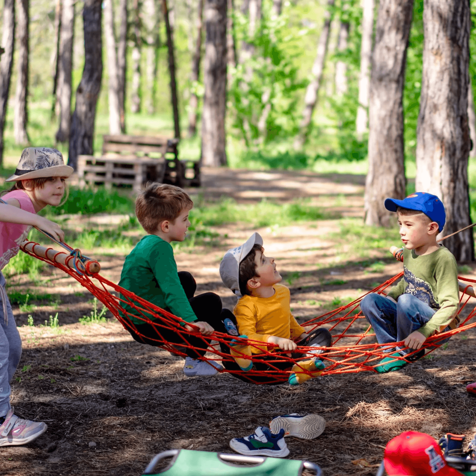 Niños jugando fuera