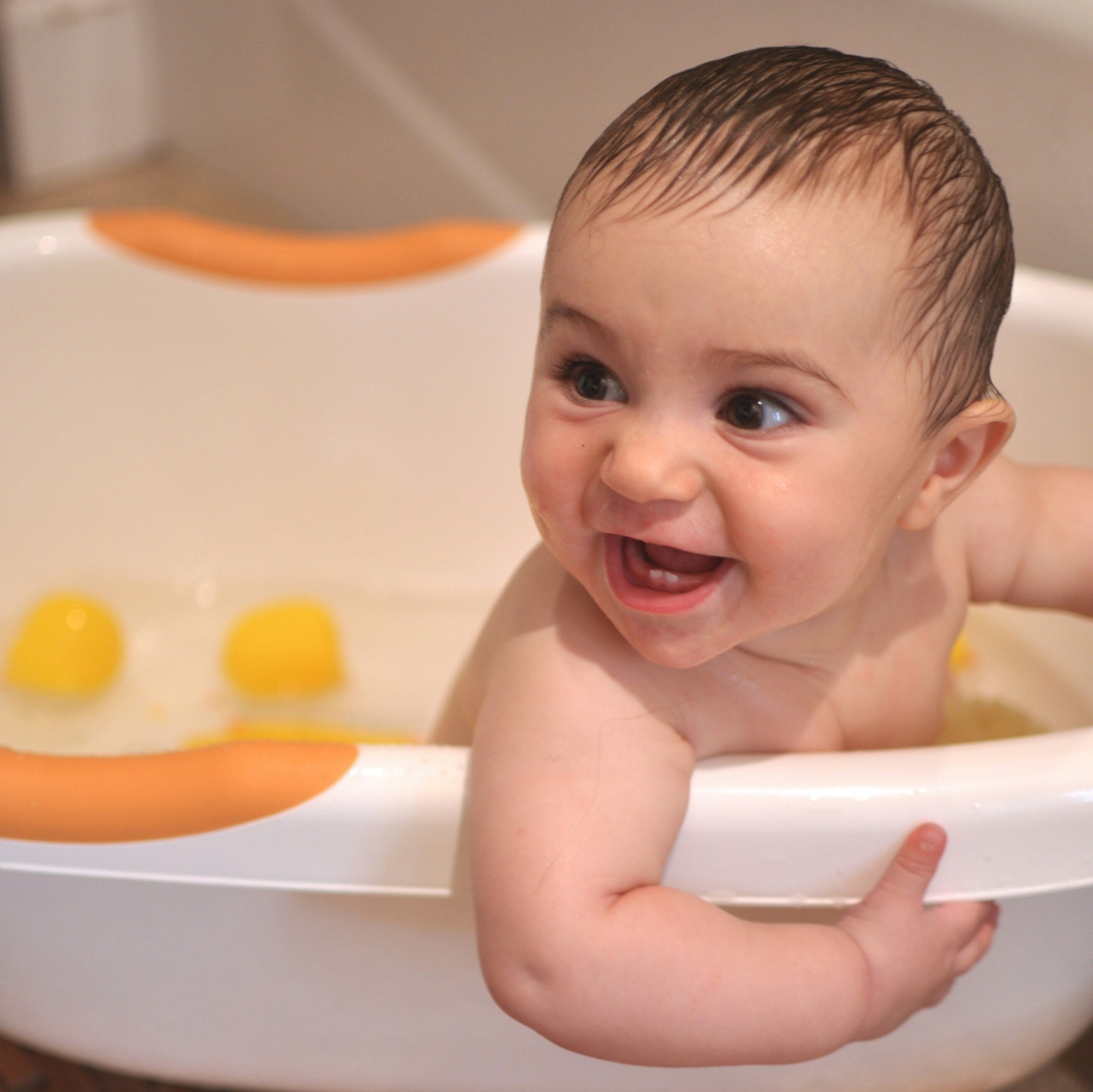 La hora del baño: beneficios para el bebé y su familia