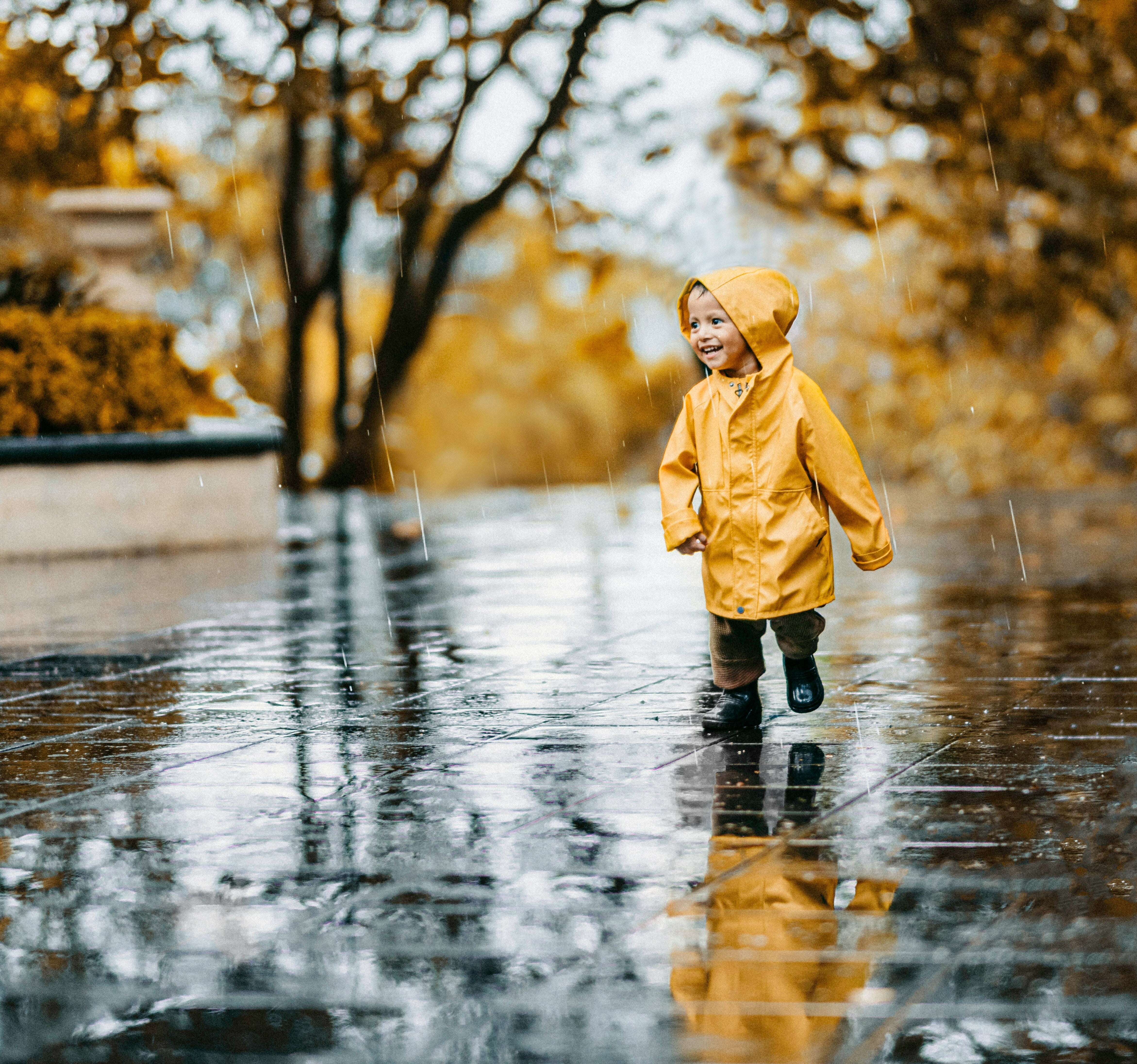 11 juegos para niños para días de lluvia que animarán el otoño