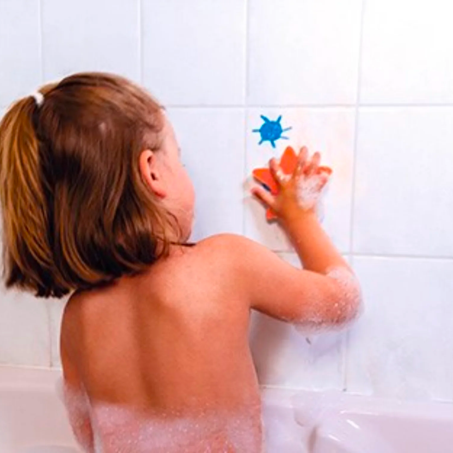 Juguetes para la bañera: cómo conseguir que tu hijo se lo pase pipa en el agua