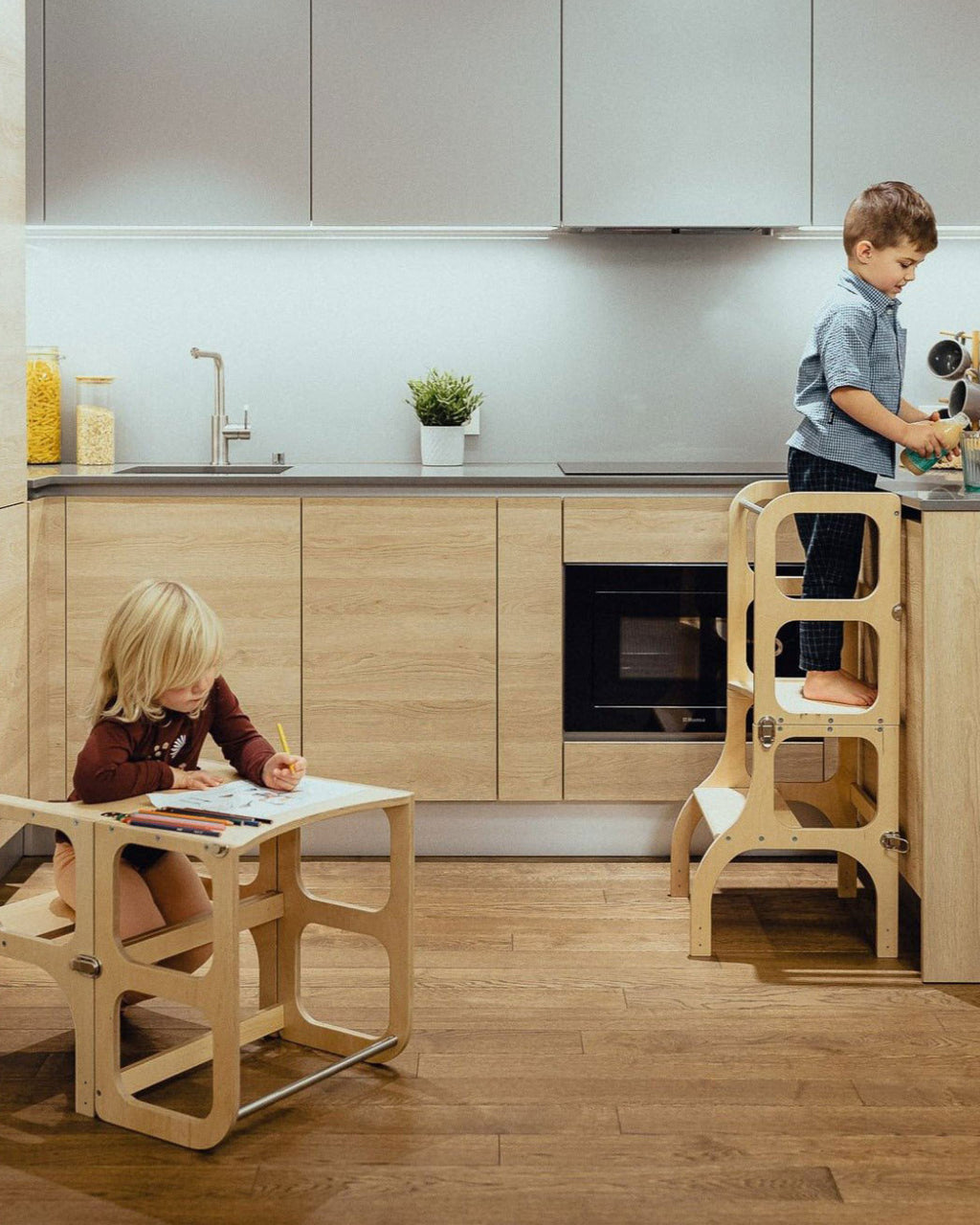 Torre de aprendizaje Montessori convertible en mesa 